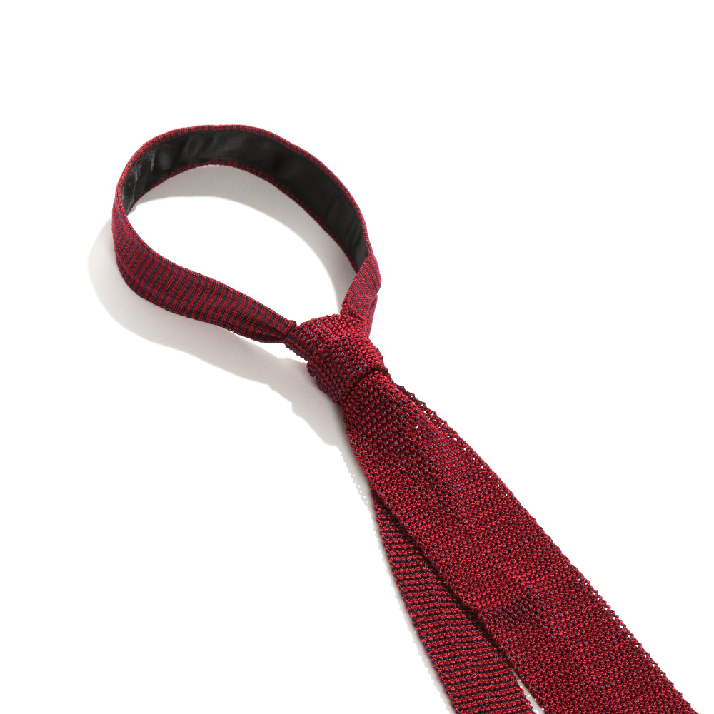 Cravata rosie impletita